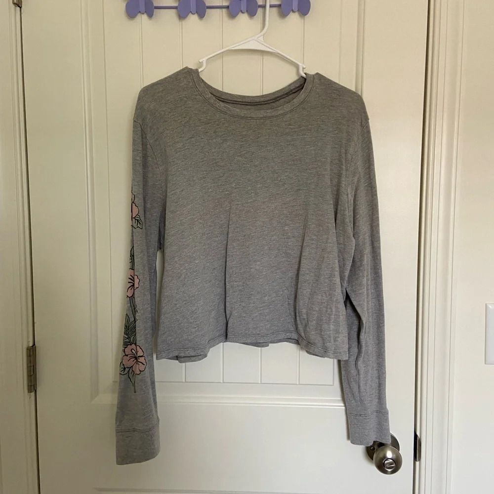 EUC | Hollister‎ women’s gray decorated sleeve cropped tshirt — large
